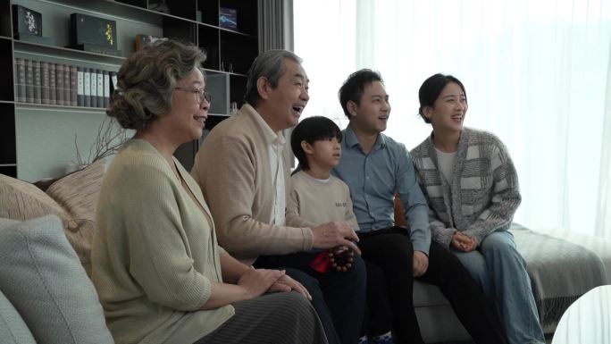 一家人在客厅看电视
