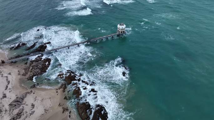 海浪礁石和栈桥航拍