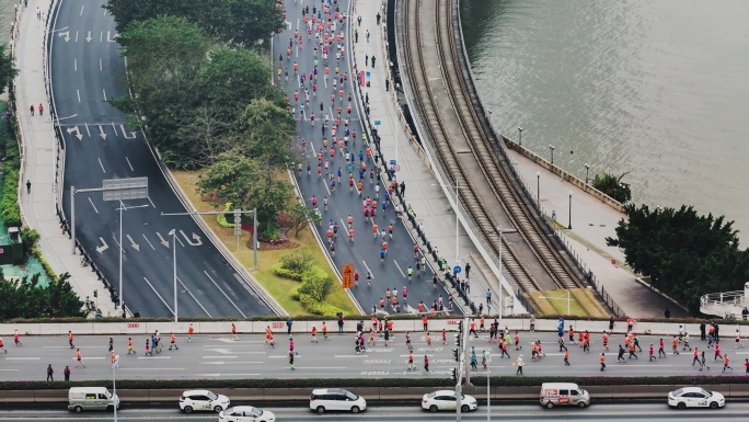 广州国际马拉松赛跑手经过猎德大桥和阅江路