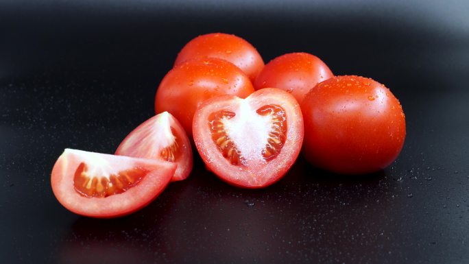 切开的新鲜番茄 西红柿