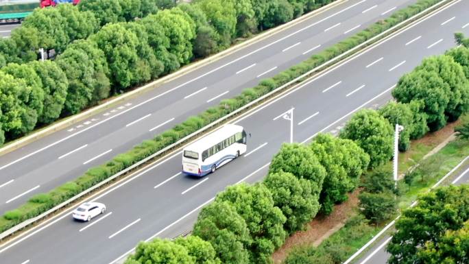 航拍高速公路跟车车流服务区