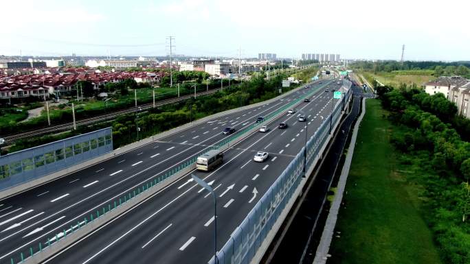 航拍快速公路跟车车流高架桥