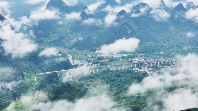 广西桂林云雾下的高铁复兴号和谐号