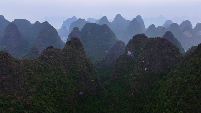 桂林山水喀斯特地貌峰群林立