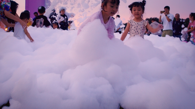 一群小朋友开心的玩泡泡机 童年 开心欢乐