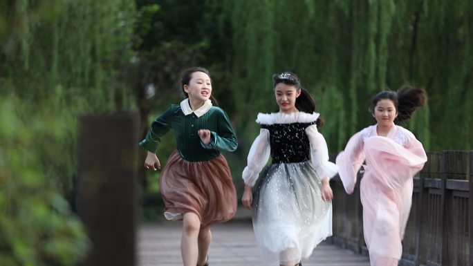 原创孩子学生奔跑开心在景桥上 笑脸