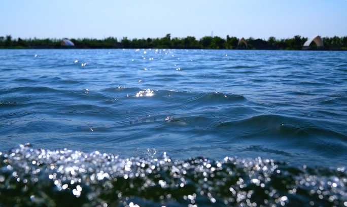 水面波光粼粼 慢镜头 湖水 河水  波浪