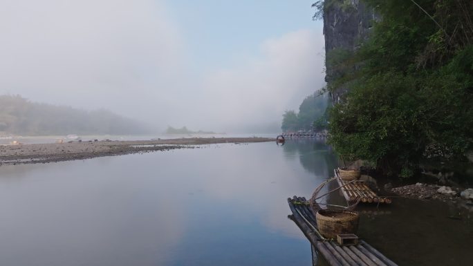 云雾缭绕的桂林山水漓江竹筏渔船早晨云海