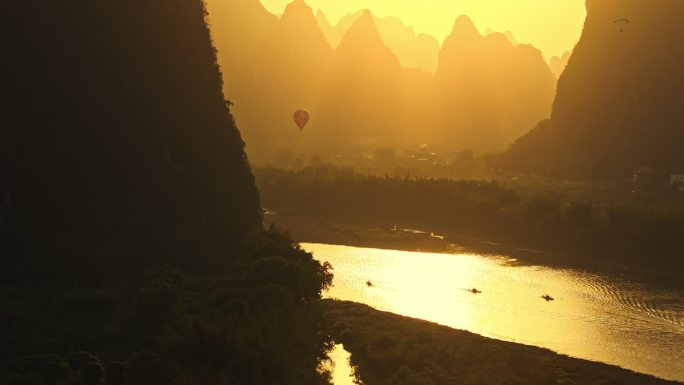 桂林黄布倒影漓江唯美的热气球滑翔伞日落