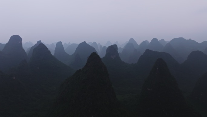 桂林山水喀斯特地貌峰群林立水墨画景色