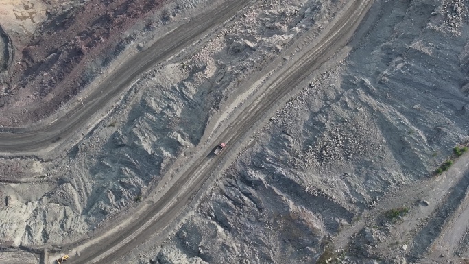 鞍山大孤山铁矿矿坑工程车辆高清4K航拍