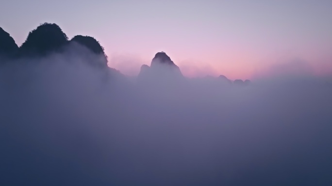 桂林山水漓江烟雾缭绕的山峰日出云海穿云