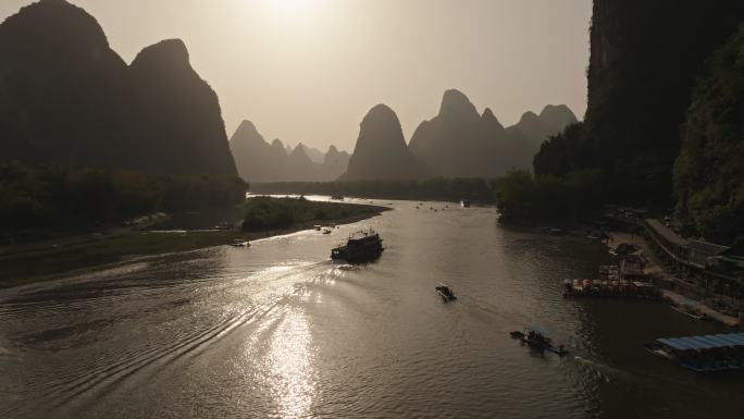 桂林阳朔黄布倒影景区漓江日落游船