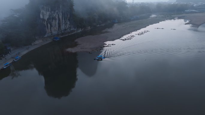 桂林阳朔黄布倒影景区漓江早晨渔船