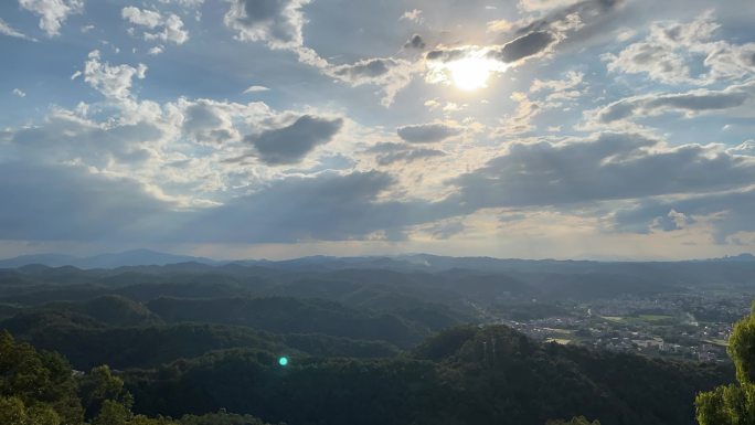 风景山间小城天空云卷云舒