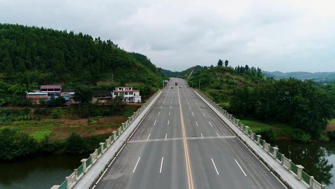 T0453公路上行驶的大货车