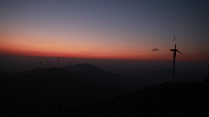 夕阳下的风力发电机