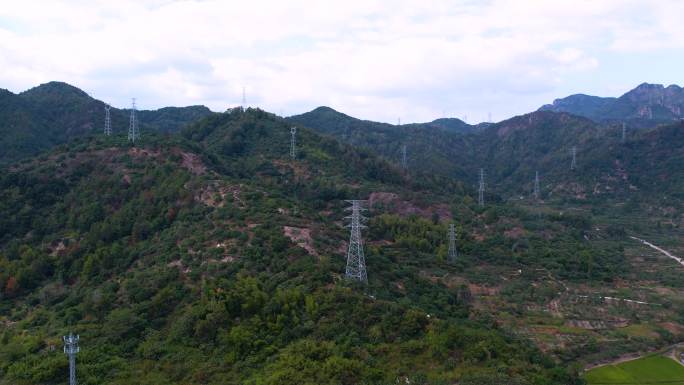 山上的电力铁塔
