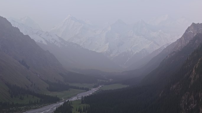 新疆伊犁夏塔古道景区雪山森林坏天气