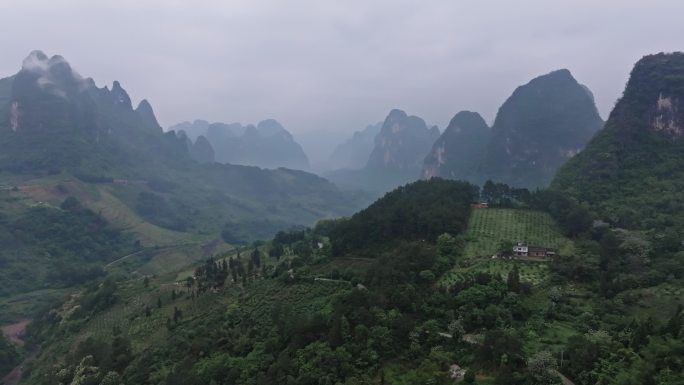 桂林阳朔兴坪古镇云雾缭绕的水墨画山峰