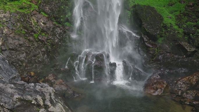 桂林山水深山中宏伟的瑶族彩虹吉翁瀑布