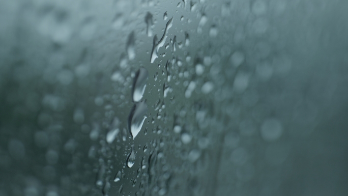 窗外下雨，下雨天，车窗外下雨