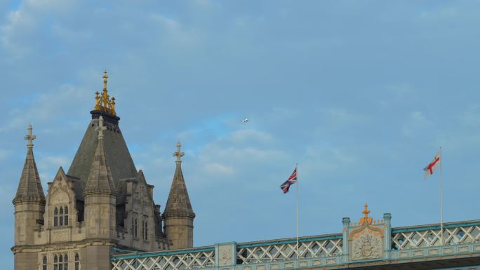 4K英国旅游素材 飞机穿越塔桥