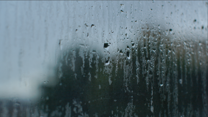 下雨天窗户玻璃上的雨滴