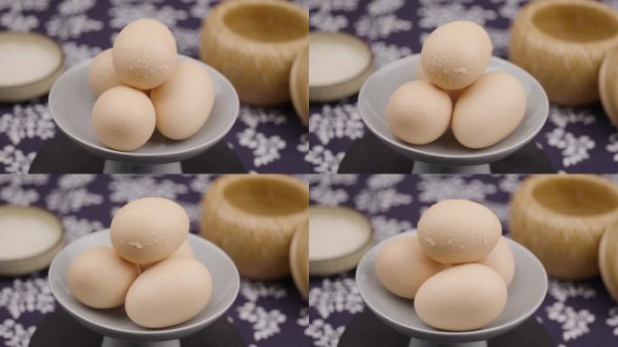鸡蛋在盘子里旋转