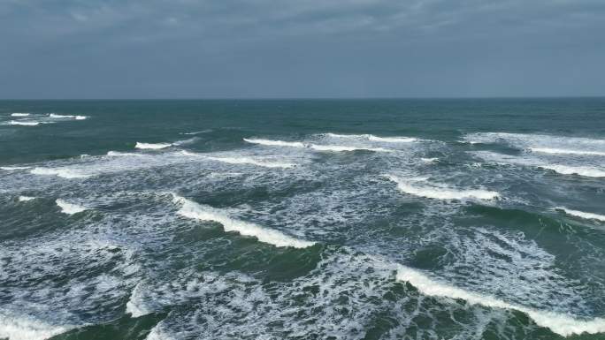 汹涌澎湃的海浪和浪花