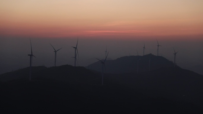 夕阳下的风电厂