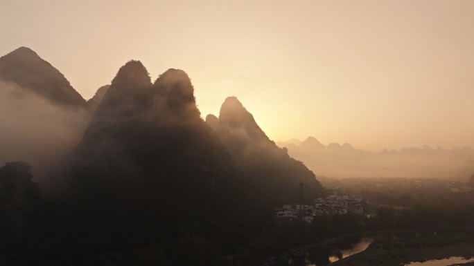 桂林山水漓江烟雾缭绕的山峰日出云海穿云