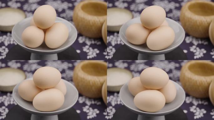 鸡蛋在盘子里旋转