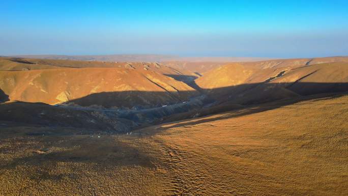 大西北青海沙漠戈壁蓝天风景风力发电