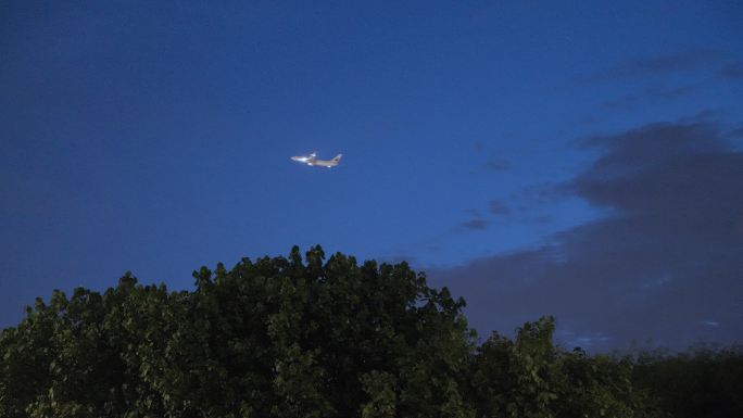飞机划过夜空