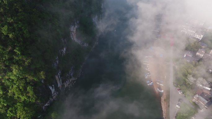 桂林阳朔黄布倒影景区漓江早晨雾气渔船