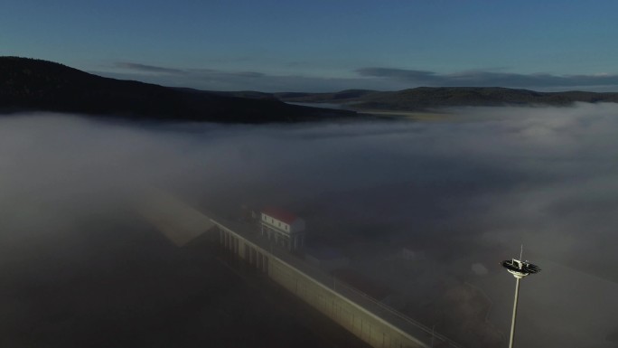 航拍 晨雾覆盖下的扎顿水利枢纽库区