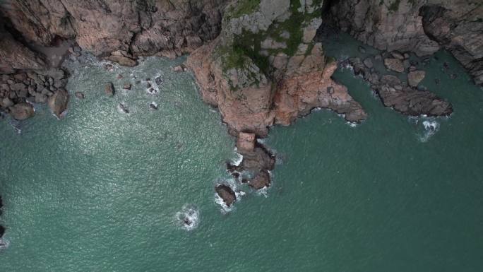 原创海边灯塔海浪