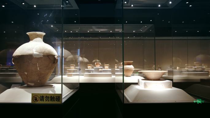 齐家文化、彩陶、博物馆展柜中的彩陶罐