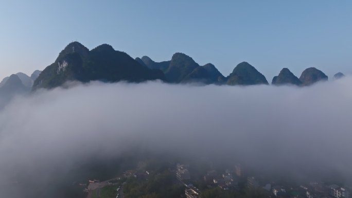 桂林山水漓江仙气飘飘的山峰日出云海穿云