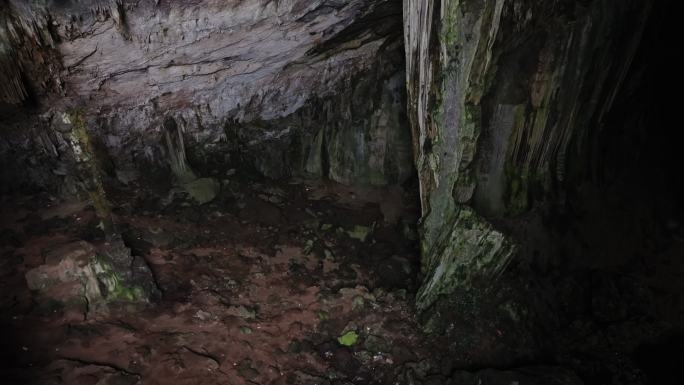 桂林氛围恐怖的天坑溶洞石钟乳