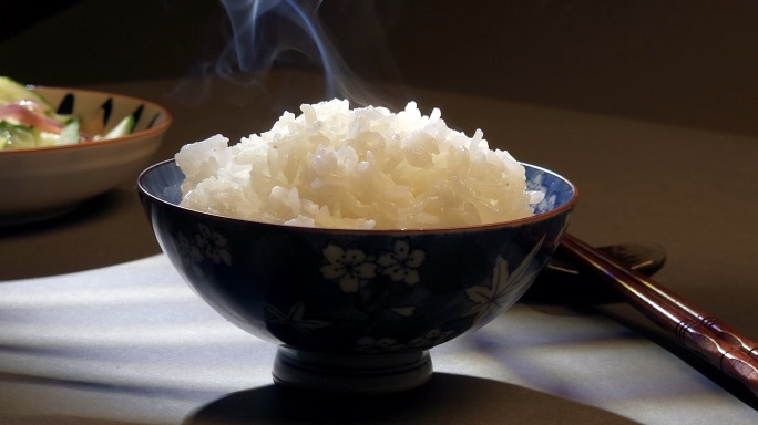 一碗大白米饭 青花瓷碗 竹筷子 米粒特写