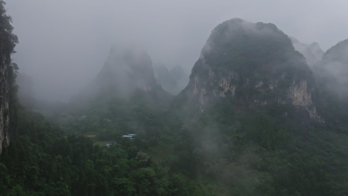 桂林阳朔兴坪古镇云雾缭绕的山峰