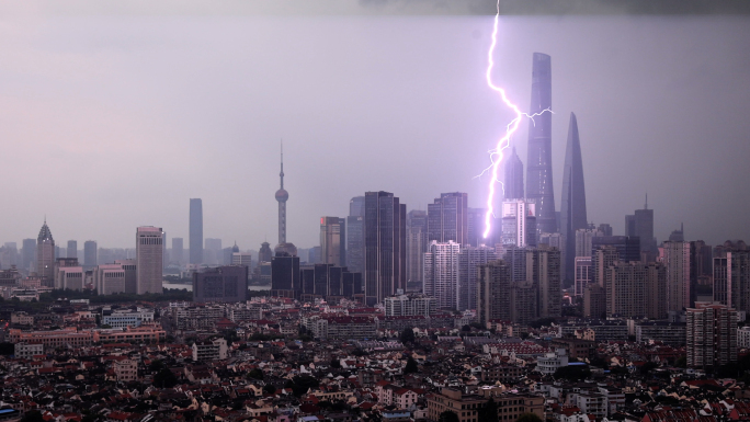 上海雷雨天气陆家嘴闪电实拍