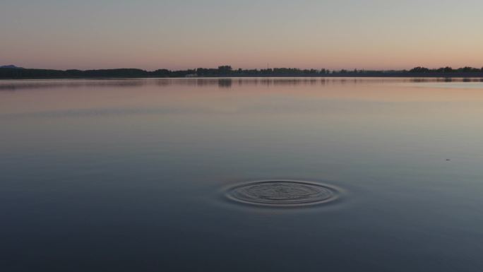 夕阳下的钓鱼人