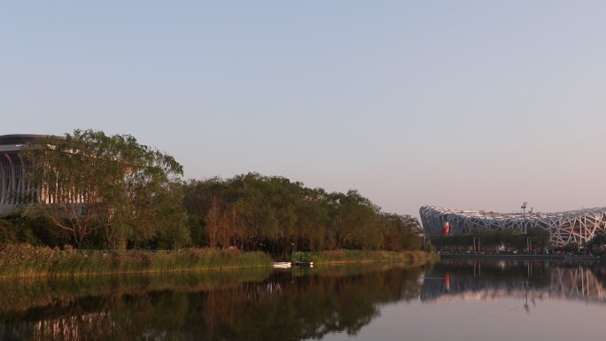 北京鸟巢、夏季湖边傍晚景色