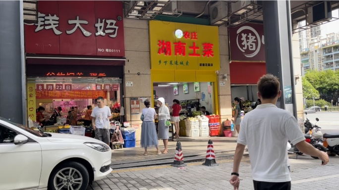 深圳南山居民区楼下的菜市小商超