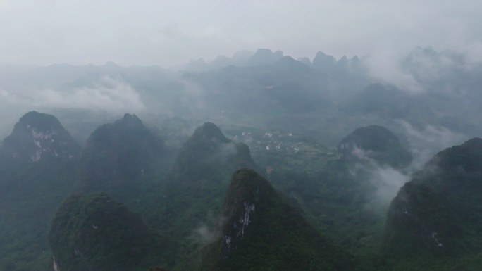 桂林阳朔兴坪古镇云雾缭绕的山峰