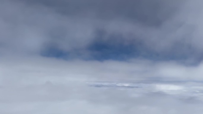 飞机上拍云端穿云破云雾手机拍摄