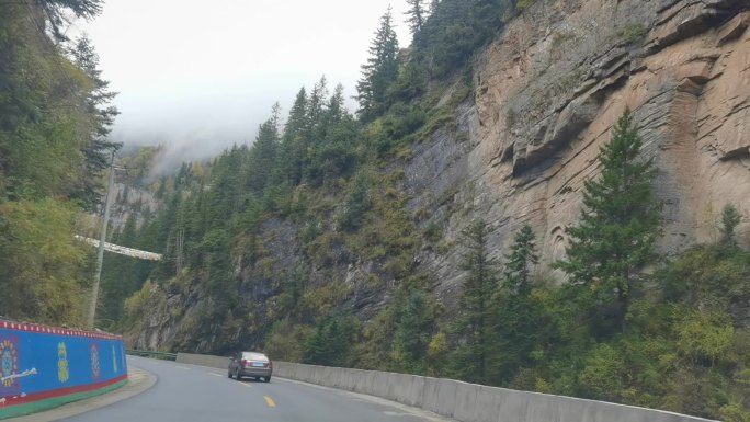 行驶在甘肃卓尼山间公路